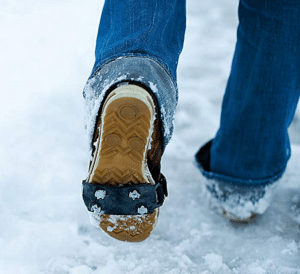 chaussures antiglisse neige - cadeau pour une femme âgée